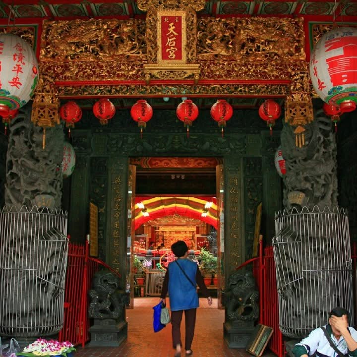 「日本人得知有座空海佛像流落臺灣天后宮，還特地趕赴臺灣，擲筊請示「空海大師」是否願意回日本。空...