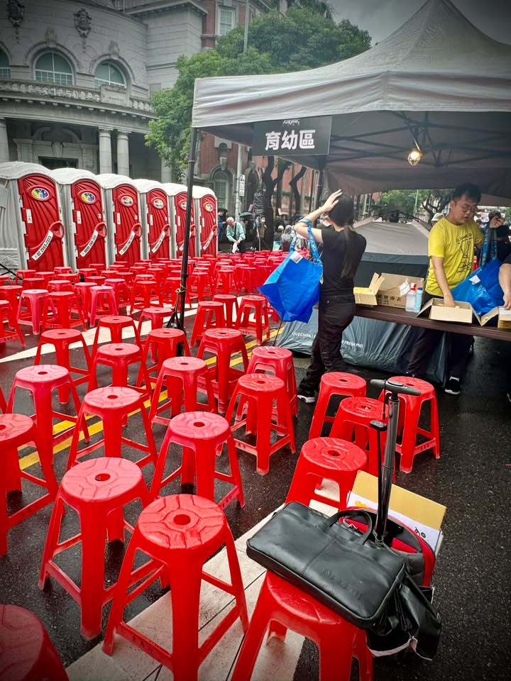 青島東路中山南路口，這裡有個育幼區。